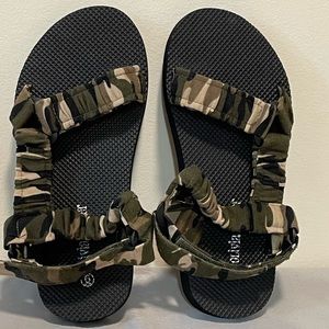 NWOT Olivia Miller Camo Hook and Loop Sandals - size 6